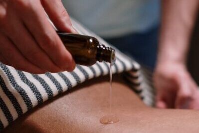 Масажні олії для еротичного масажу